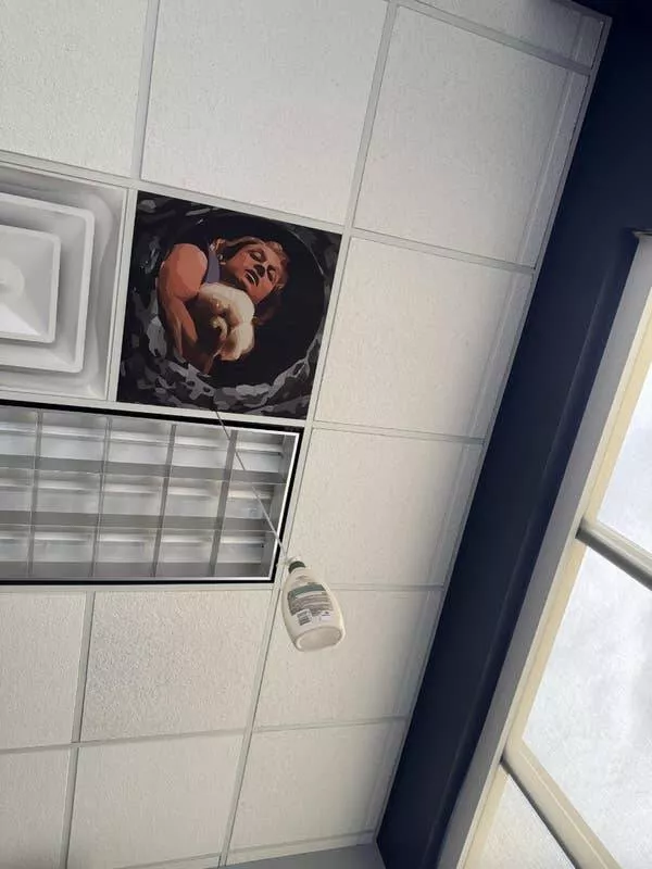 Ces esprits fous qui ont renverse toutes les regles - #4 Employé remplace photo du boss par un hommage glaçant