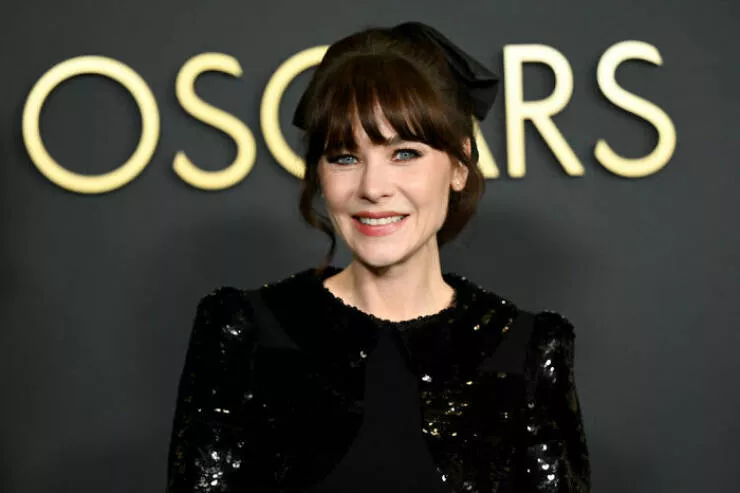 Famous people who live shockingly frugal lives - #23 Zooey Deschanel spends wisely, frugal but full of charm