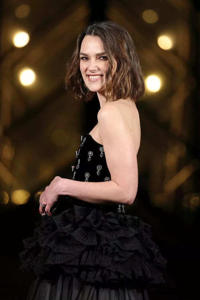 Famous people who live shockingly frugal lives - #26 Kiera Knightley budgets fiercely, luxury on a leash