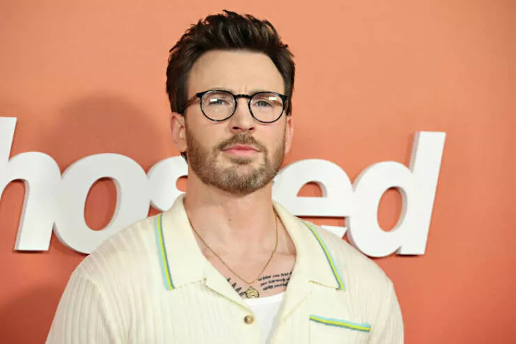 Famous people who live shockingly frugal lives - #7 Chris Evans clung to his iPhone 6s like it owed him money