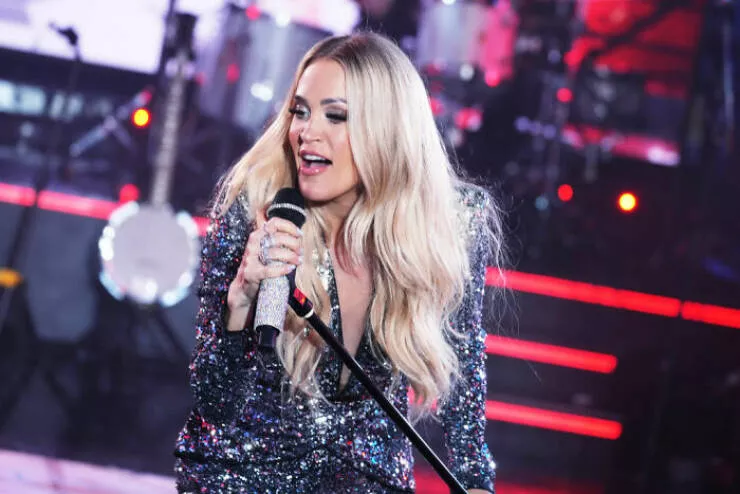 Famous people who live shockingly frugal lives - #9 Carrie Underwood launders clothes like the rest of us do