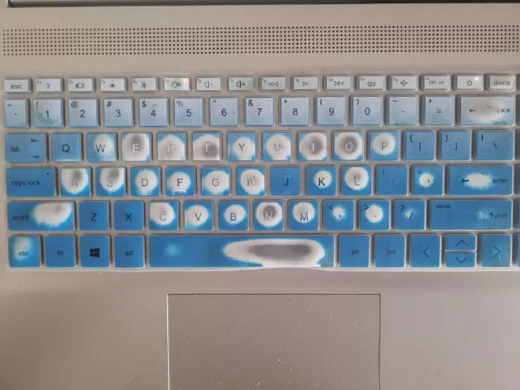 Ces photos qui captent loeil et ne le lachent plus - #8 Usure du clavier de mon laptop, empreinte de trois ans de travail intense