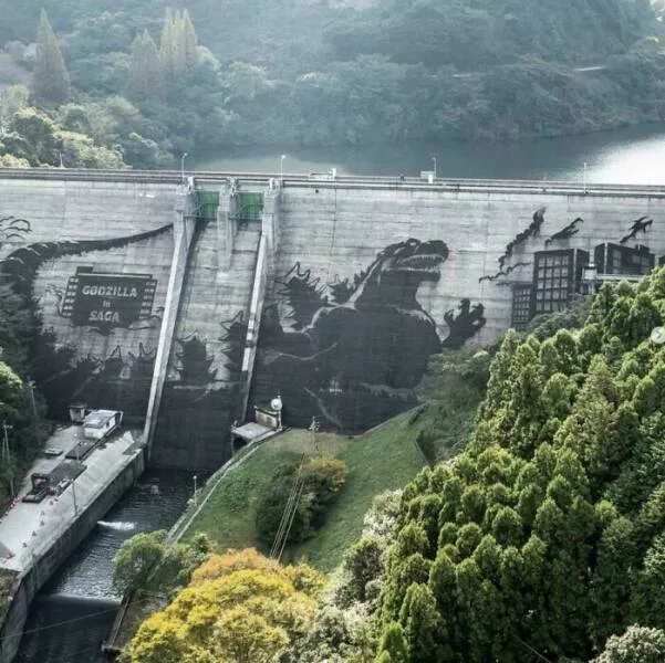 Trop bizarre pour etre ignore trop cool pour rater ca - #15 Godzilla géant dessiné au Karcher sur un barrage japonais par une firme allemande