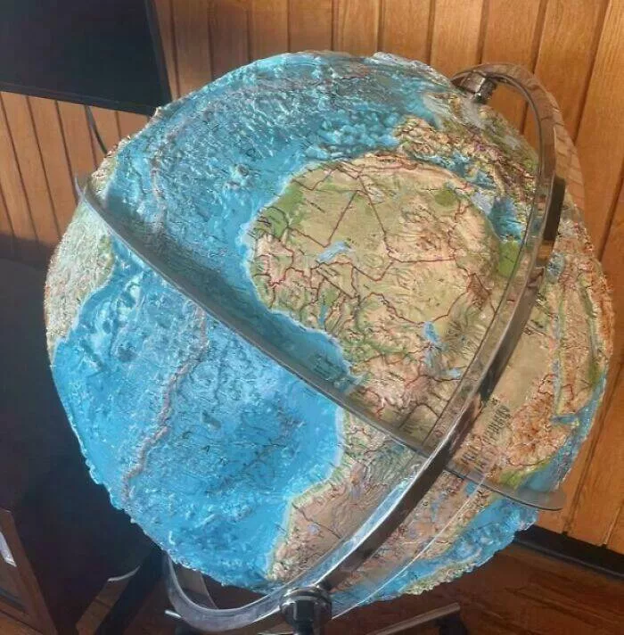 Trop bizarre pour etre ignore trop cool pour rater ca - #25 Globe en relief où montagnes et fosses se touchent du doigt