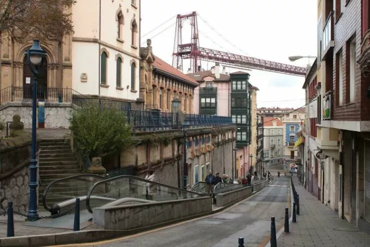 Tresors caches de la planete des pepites trouvees partout - #16 À Bilbao, des escaliers mécaniques sur les trottoirs aident les aînés en pente