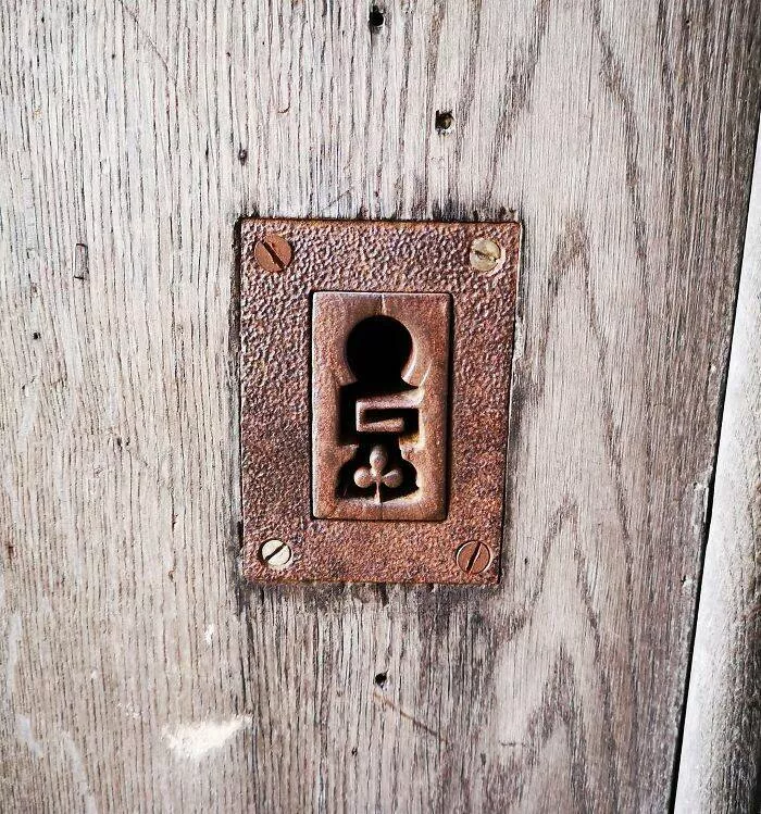 Cool gems from every corner of the globe internets hidden treasures - #29 Bordeaux Cathedral’s side door hides a whimsical keyhole detail