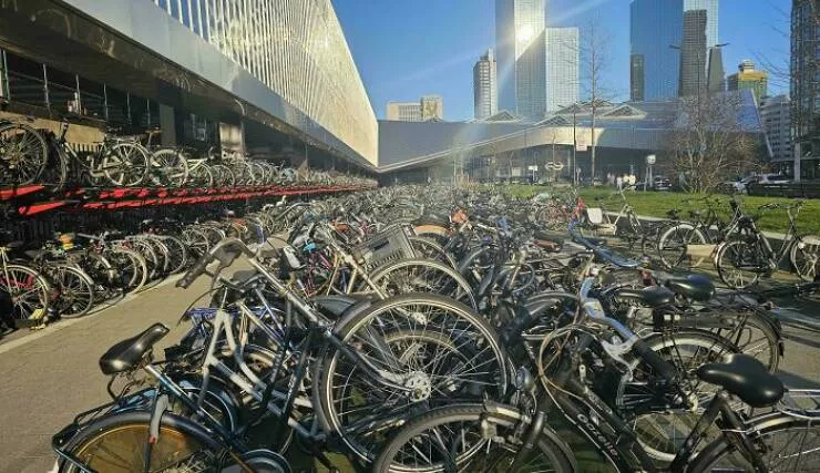 Cool gems from every corner of the globe internets hidden treasures - #33 Rotterdam station swallows thousands of bikes in perfect order