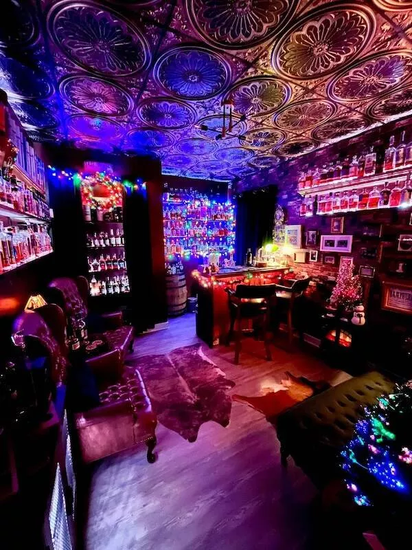 Interieurs maximalistes qui explosent de couleurs le chic du desordre organise