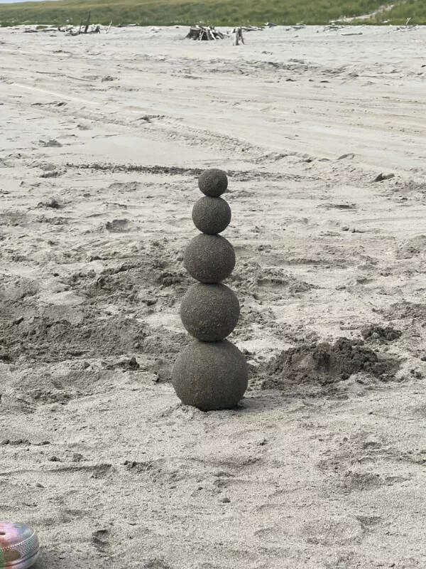 Photos that are just too cool to scroll past - #1 A stack of five sand globes, a fun beach project