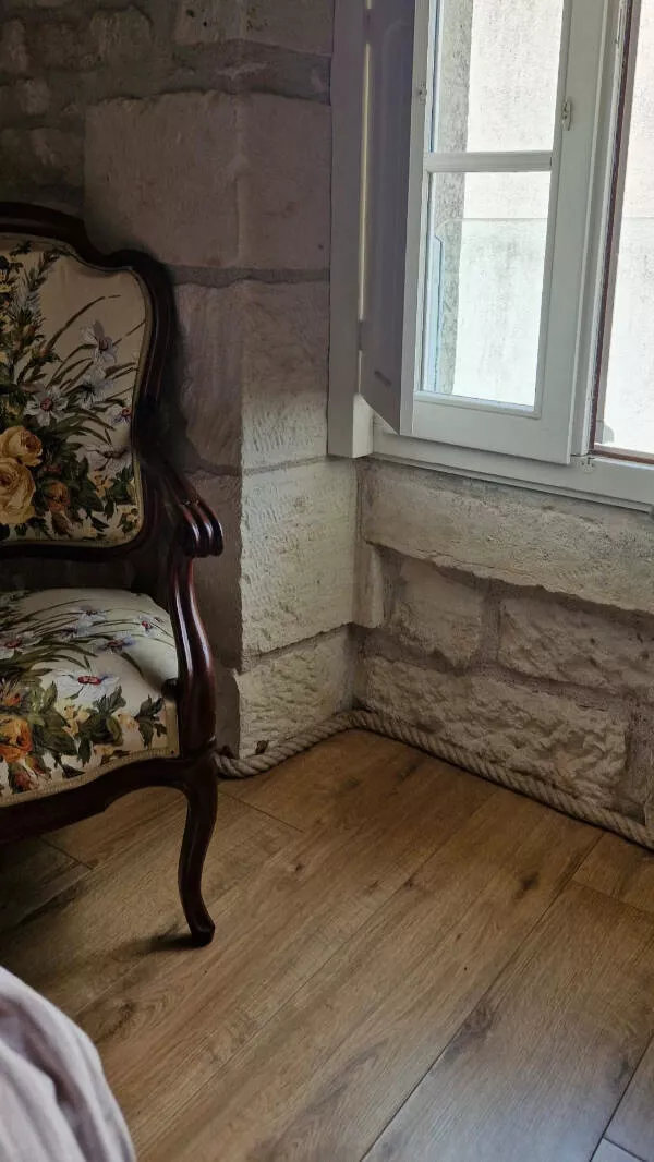 Photos that are just too cool to scroll past - #13 A French apartment with an unusual rope baseboard