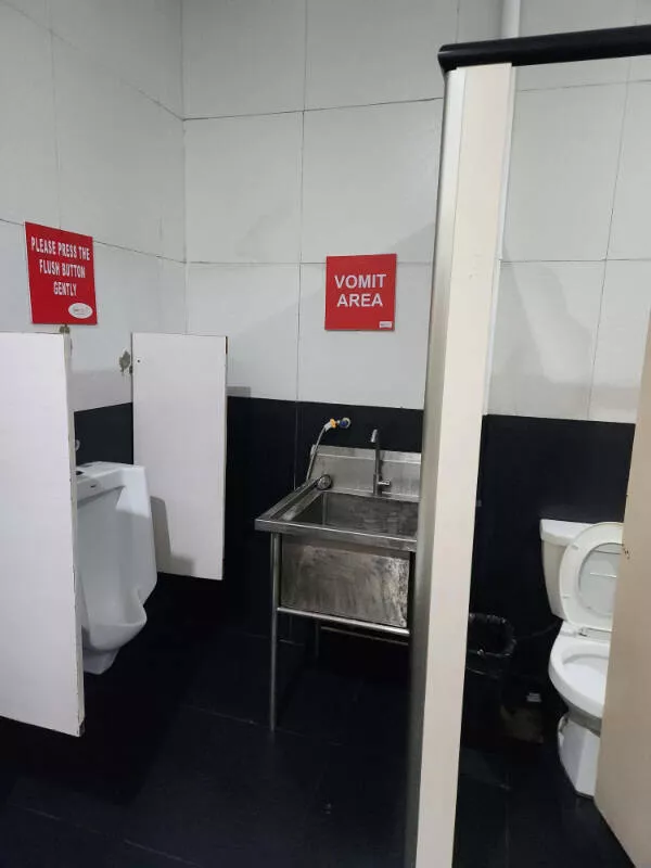 Capturer lextraordinaire les photos qui sarretent - #22 Ce local a une station prévue pour les vomissements