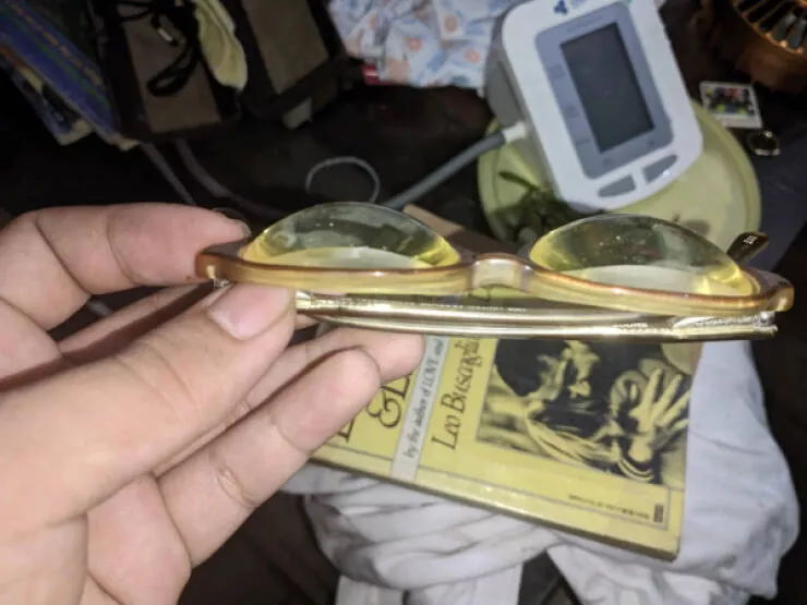 Capturer lextraordinaire les photos qui sarretent - #4 L'épaisseur incroyable des lunettes de mon oncle