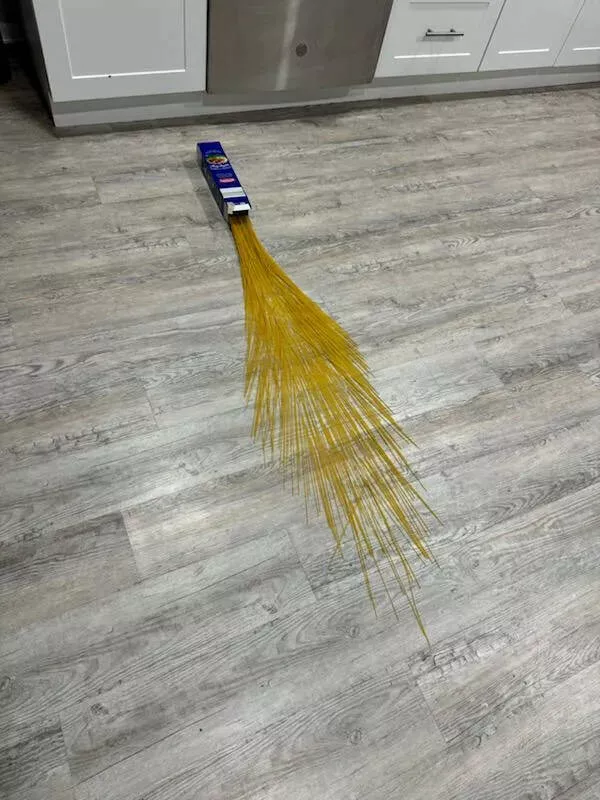 Capturer lextraordinaire les photos qui sarretent - #9 La chute de ces pâtes a créé une figure artistique