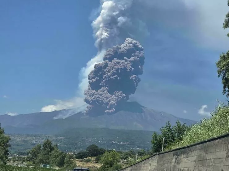 Fascination geographique les merveilles de la terre - #6 L'Etna en éruption, un spectacle vivant depuis l'autoroute