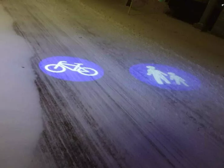 Unique finds from around the world - #10 Des marquages projetés à Oulu, en Finlande, quand la neige recouvre ceux peints sur la rue.