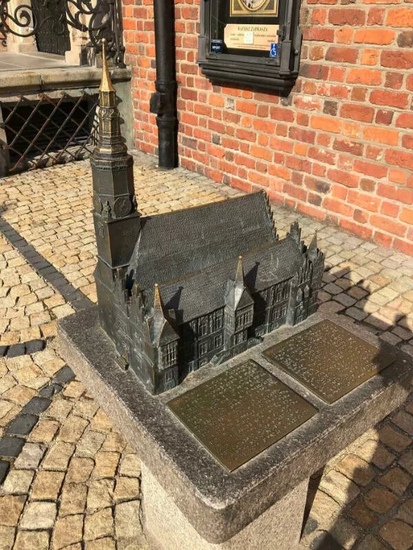Unique finds from around the world - #11 À Wroclaw, en Pologne, chaque cathédrale et même les rivières ont une maquette tactile à proximité pour que les personnes aveugles puissent les 