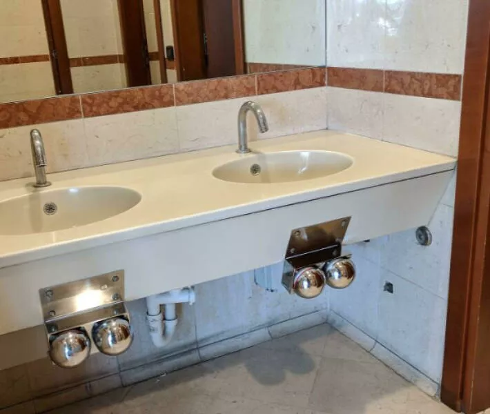 Tresors du monde des trouvailles uniques et rares - #14 Supermarket water taps activated by a knee in Italy