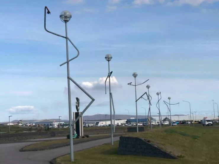 Tresors du monde des trouvailles uniques et rares - #15 Street lamps in Iceland shaped like people doing kung fu