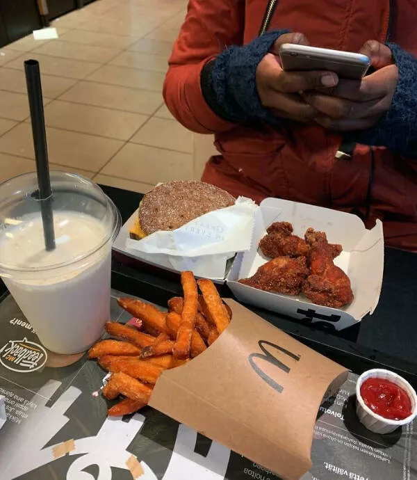 Unique finds from around the world - #19 Le McDonald's en Finlande sert des burgers sur pain de seigle, des ailes de poulet, des frites de patates douces et des milkshakes à la banane.