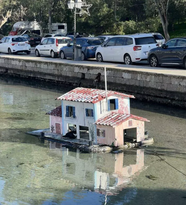 Unique finds from around the world - #2 Une petite maison pour les canards dans une petite marina à Galaxidi, en Grèce.