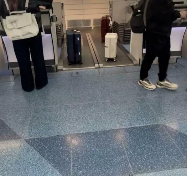 Unique finds from around the world - #20 Au Japon, les balances à bagages sont plates sur le sol, pour ne pas avoir à soulever les lourdes valises.