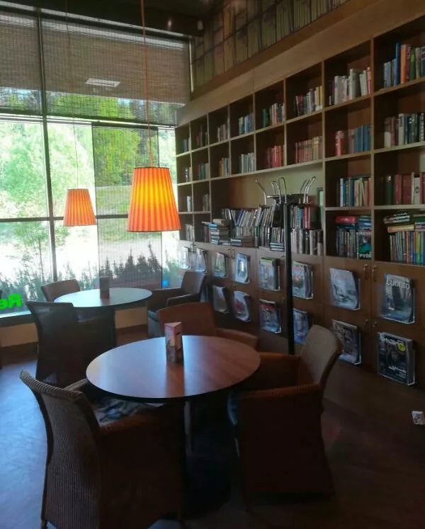 Unique finds from around the world - #21 Cette station-service en Finlande a une mini-bibliothèque.