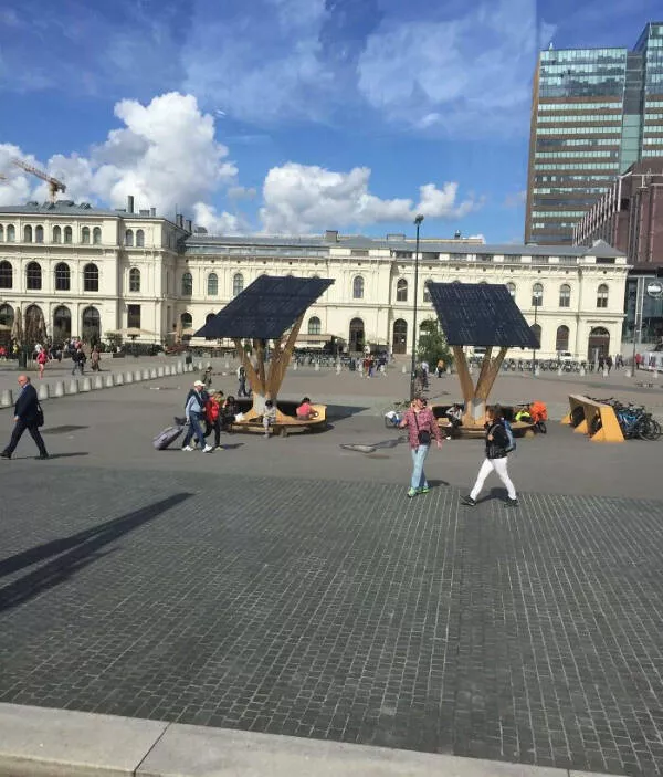 Tresors du monde des trouvailles uniques et rares - #22 Oslo, Norway has solar-powered mobile charging stations