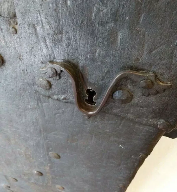 Unique finds from around the world - #24 Cette porte antique de 1380 à Ratisbonne (Allemagne) aide à trouver le trou de la serrure après avoir bu trop de vin.