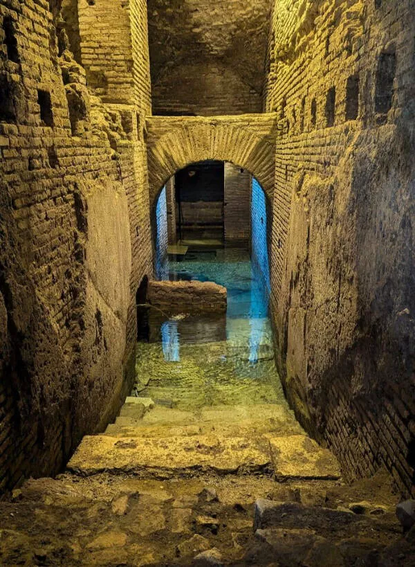 Unique finds from around the world - #3 En Italie, sous la fontaine de Trevi, il y a une immense maison romaine qui a été excavée.