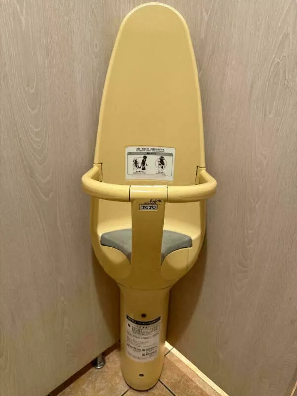 Unique finds from around the world - #4 Un siège pour installer son bébé pendant qu'on utilise les toilettes publiques au Japon.