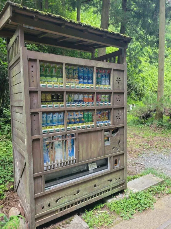 Unique finds from around the world - #5 Un distributeur automatique japonais adapté à son environnement.