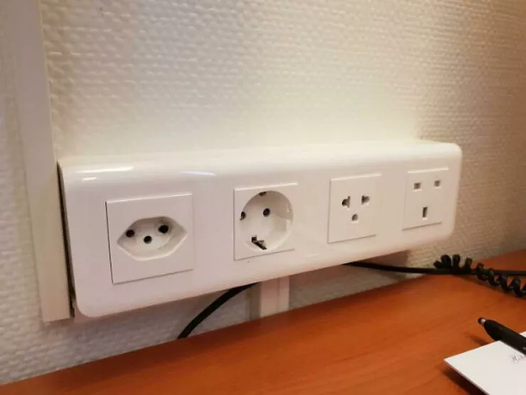 Unique finds from around the world - #8 Mon hôtel en Suisse a des prises électriques différentes pour les clients venant de différentes parties du monde.
