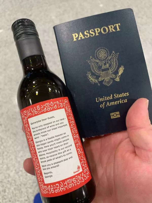 Tresors du monde des trouvailles uniques et rares - #9 Landing in Georgia, where passport police give you wine