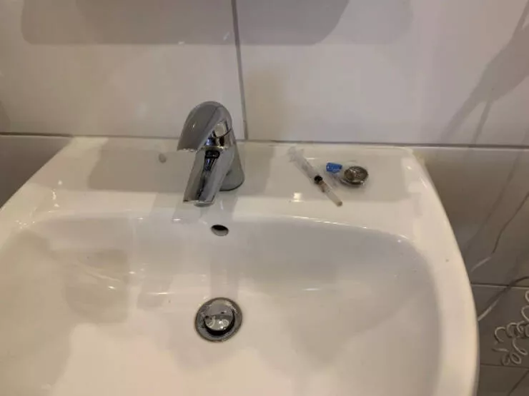 Les mauvais jours quand rien ne va comme prevu  - #8 J'ai trouvé une aiguille qui a peut-être déjà servi dans ma chambre