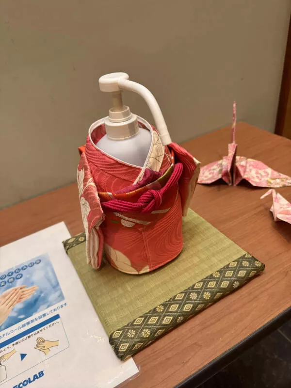 Images si fascinantes quon ne peut pas les ignorer - #1 Au Japon, le gel hydroalcoolique habillé de kimonos Images si fascinantes quon ne peut pas les ignorer - #1 Au Japon, le gel hydroalcoolique habillé de kimonos