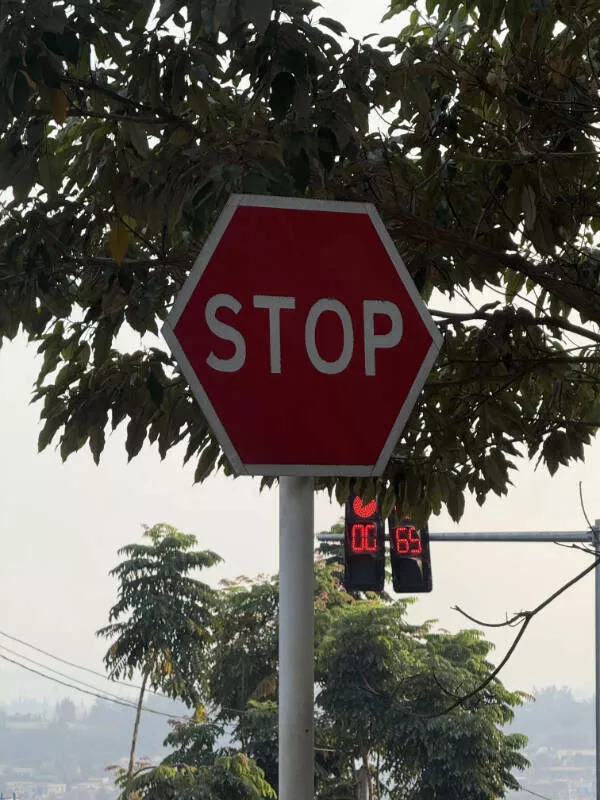 Images si fascinantes quon ne peut pas les ignorer - #11 Au Rwanda, les panneaux stop sont hexagonaux Images si fascinantes quon ne peut pas les ignorer - #11 Au Rwanda, les panneaux stop sont hexagonaux
