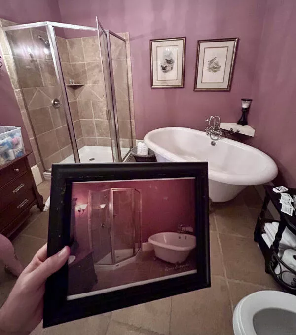 Images si fascinantes quon ne peut pas les ignorer - #13 La salle de bain d'un B&B décorée avec une photo d'elle-même Images si fascinantes quon ne peut pas les ignorer - #13 La salle de bain d'un B&B décorée avec une photo d'elle-même