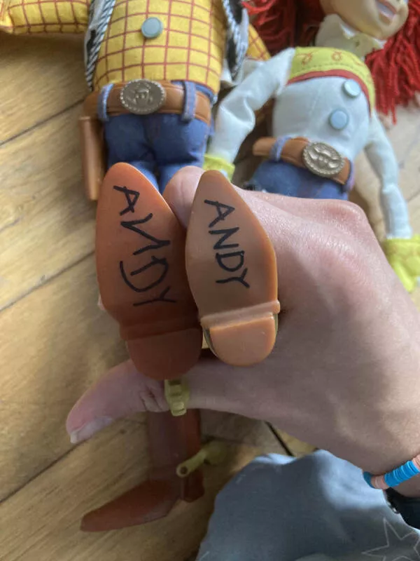 Images si fascinantes quon ne peut pas les ignorer - #15 L'écriture sous les chaussures de Woody est différente de celle de Jessie Images si fascinantes quon ne peut pas les ignorer - #15 L'écriture sous les chaussures de Woody est différente de celle de Jessie