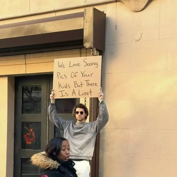 Le mec a la pancarte a encore des choses a dire