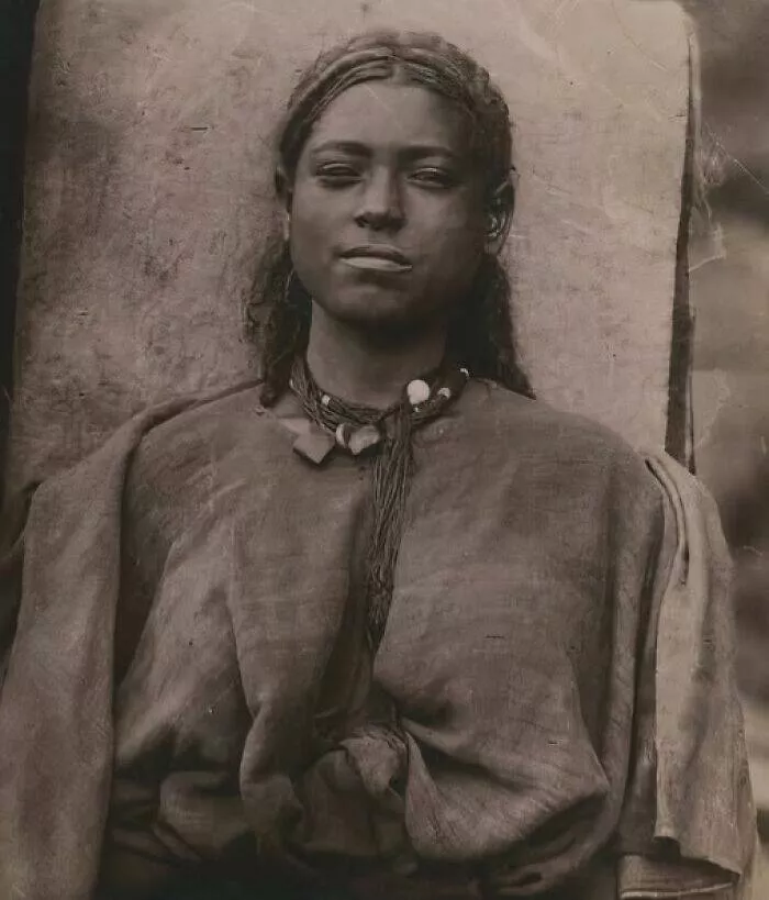 Cliches du 19e siecle le temps sest arrete - #5 Portrait d'une jeune femme d'Éthiopie, 1885-1888