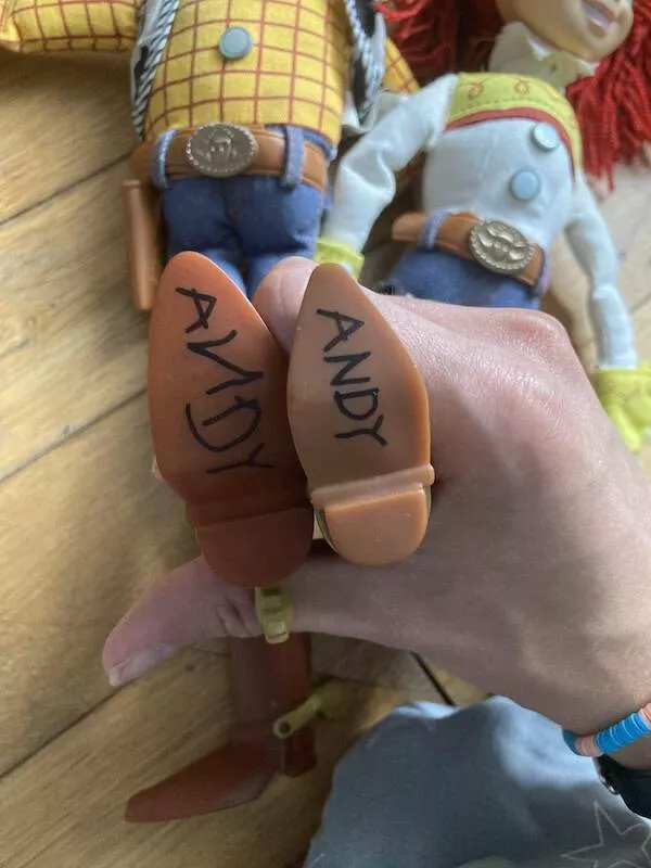 Photos fascinantes un album etrangement captivant - #13 L'écriture sous les chaussures de Woody est différente de celle de Jessie
