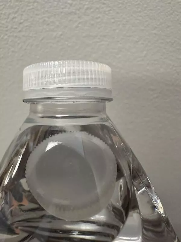 Photos fascinantes un album etrangement captivant - #20 Ma bouteille d'eau non ouverte contient un bouchon à l'intérieur