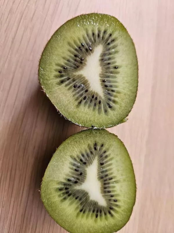 Photos fascinantes un album etrangement captivant - #21 L'intérieur de mon kiwi a la forme d'une chauve-souris