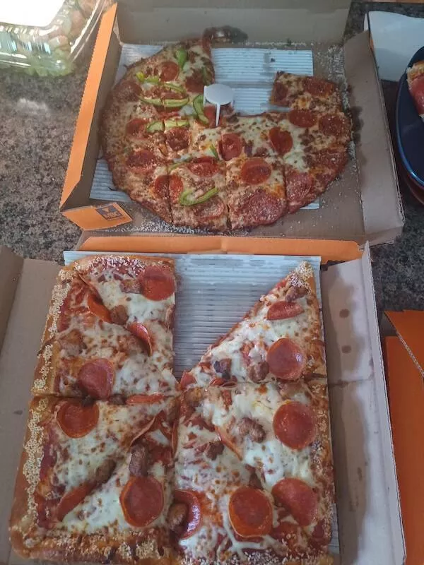 Photos fascinantes un album etrangement captivant - #24 Ma pizza carrée a été coupée en rond, et la ronde en carré