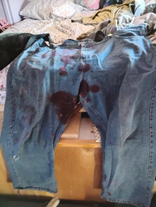 Aie aie aie un album qui fait mal - #3 Mon mari a renversé de la teinture de cuir rouge sur son seul jean