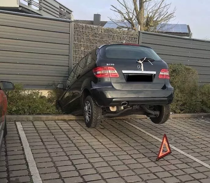 Car fails a gallery of bad luck on wheels - #15 