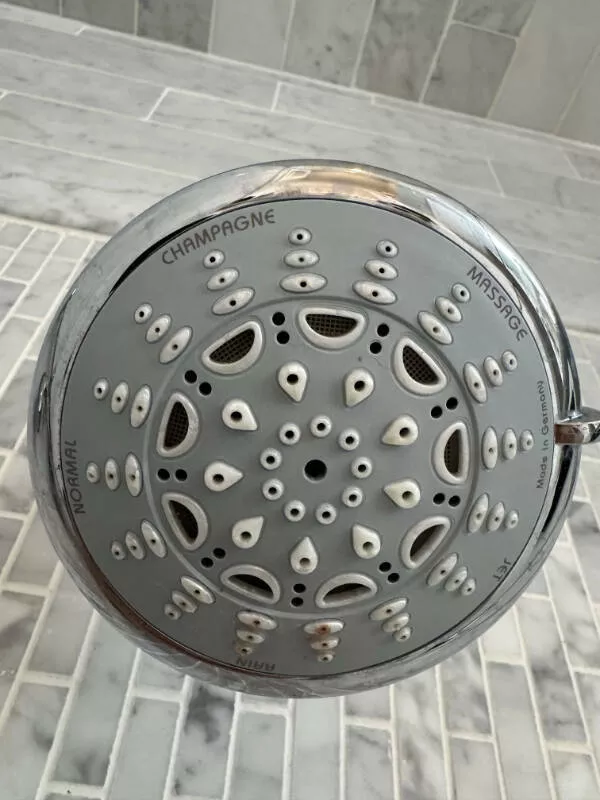Les petits details qui attirent loeil - #10 La douche de mon ami a un mode 