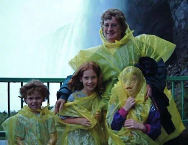 Funny vacation pictures a hilarious trip - #29 Meanwhile, at the majestic Niagara Falls