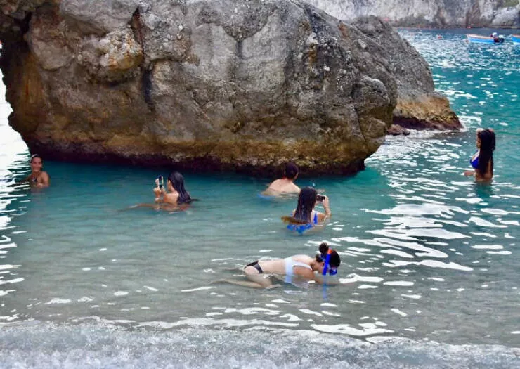 Funny vacation pictures a hilarious trip - #31 My girlfriend goes snorkeling as others pose for Instagram