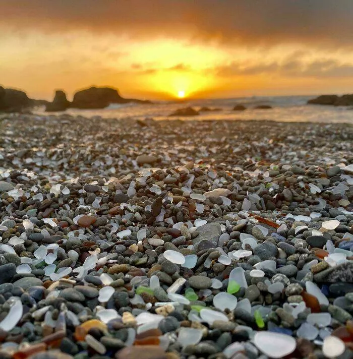 Decouvertes surprenantes sur la plage - #20 Glass Beach, en Californie